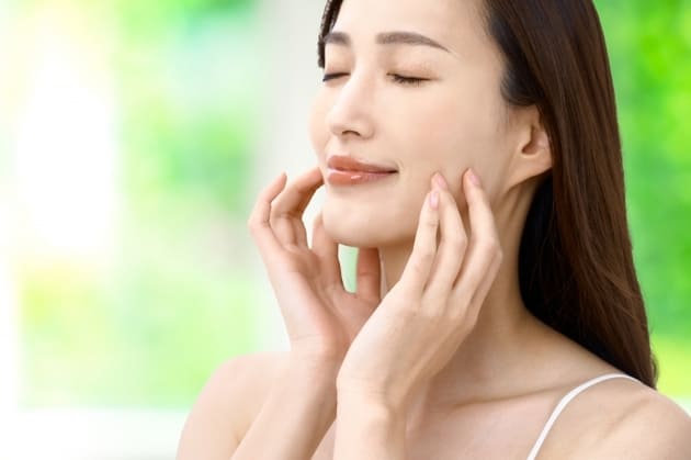 【保存版】シミの種類と原因、完全マップ - あなたのシミは何タイプ? 色白の美肌を持つ女性