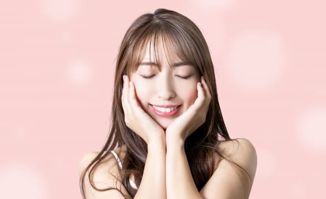 頬に手を当てる女性