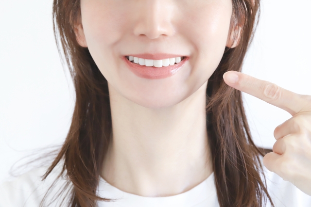 歯の白さは信用力!見た目印象を底上げする最強の自己投資 真っ白な歯の女性