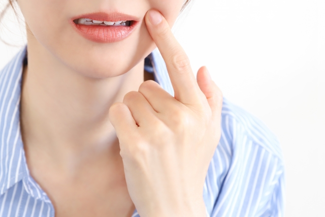 歯の白さは信用力!見た目印象を底上げする最強の自己投資 歯の色が気になって口を開けられない女性