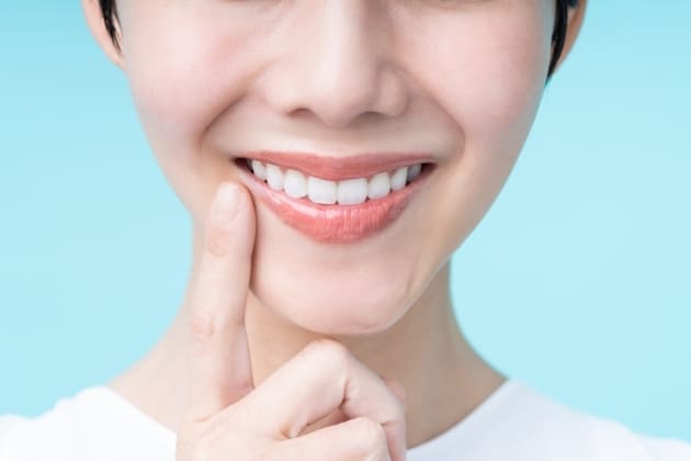 白い歯の笑顔の女性