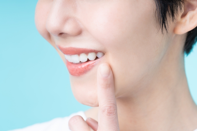 真っ白な歯の女性