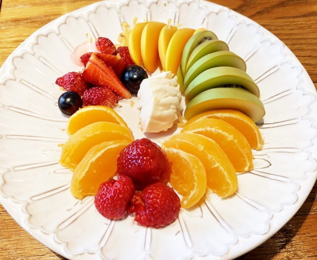 皿に盛った果物