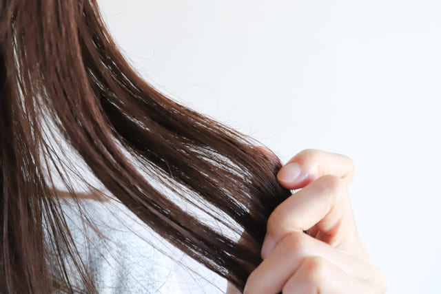 髪をつかむ女性