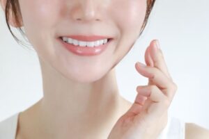 白い歯の笑顔の女性