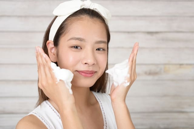 もこもこの泡で洗顔する女性