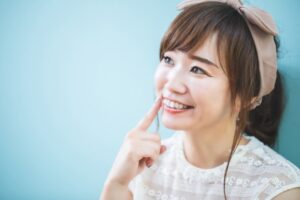 笑顔の白い歯の女性