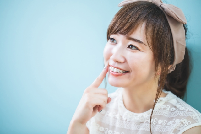 笑顔の白い歯の女性