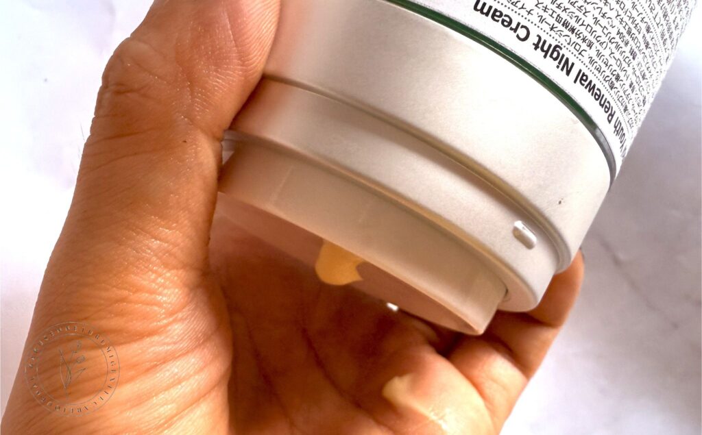 Murad（ミュラド）レチノール ユース ナイトクリームを手のひらに出しているところ