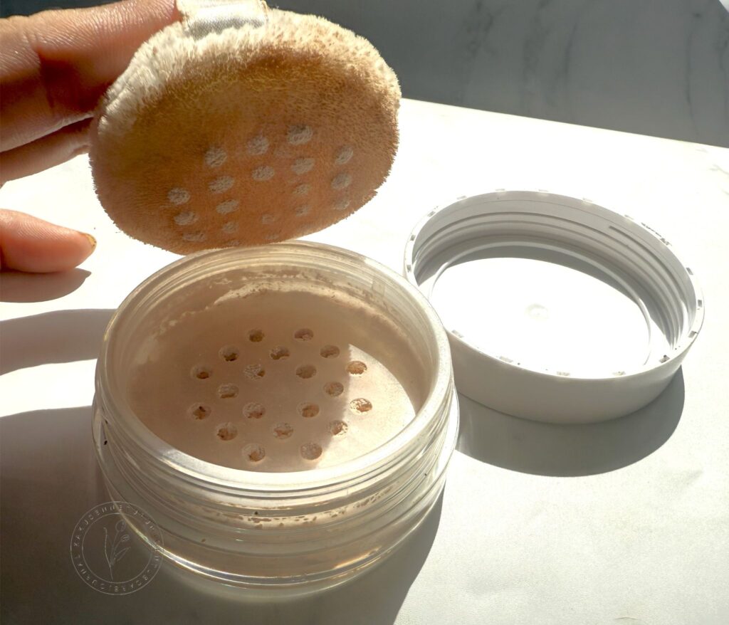 最強UVパウダー「トゥベール エアリーパウダーサンスクリーン」が神だった件。 トゥベール エアリーパウダーサンスクリーン本体とパフ