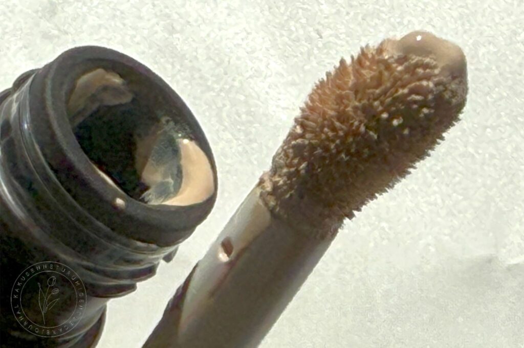 MAC(マック)のルミナス美容液コンシーラーが神すぎた!ハイカバー&素肌感 M・A・Cの『スタジオ ラディアンス 24 ルミナス コンシーラー』筆部分アップ画