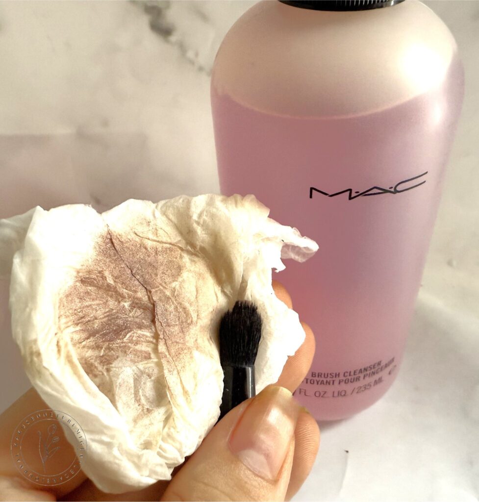 MAC(マック)のブラシクレンザーが神アイテムすぎた件!速乾&簡単 M・A・Cの「ブラシ クレンザー」とティッシュと汚れたティッシュ