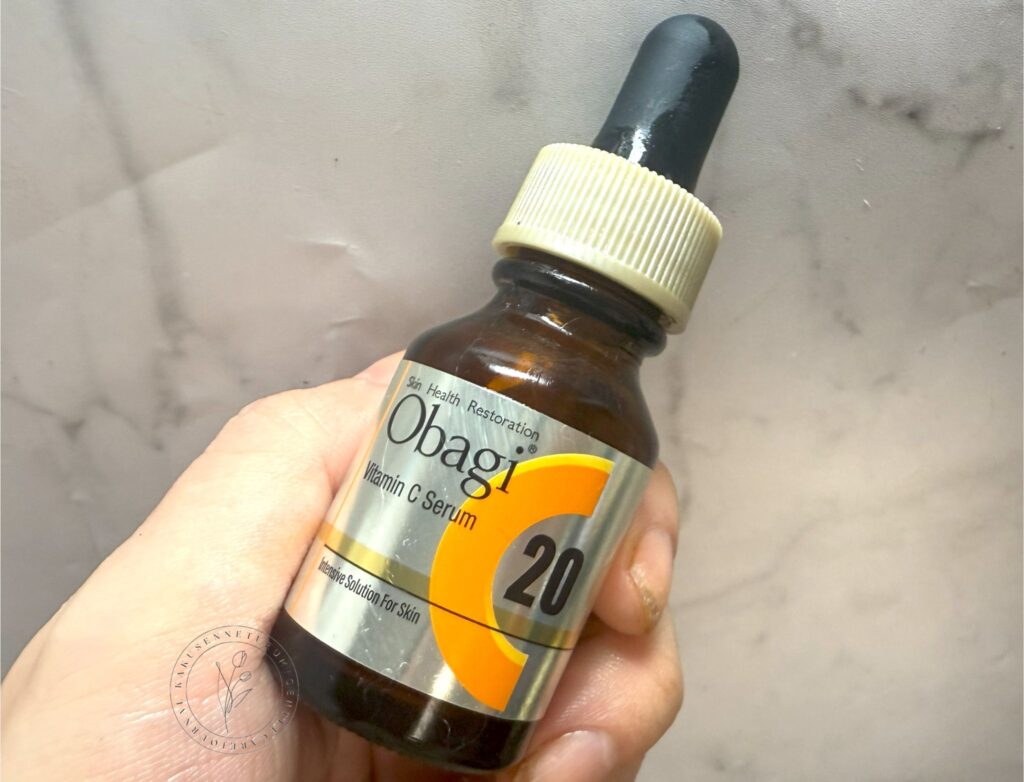 オバジC20セラムの瓶を手で持っているところ。