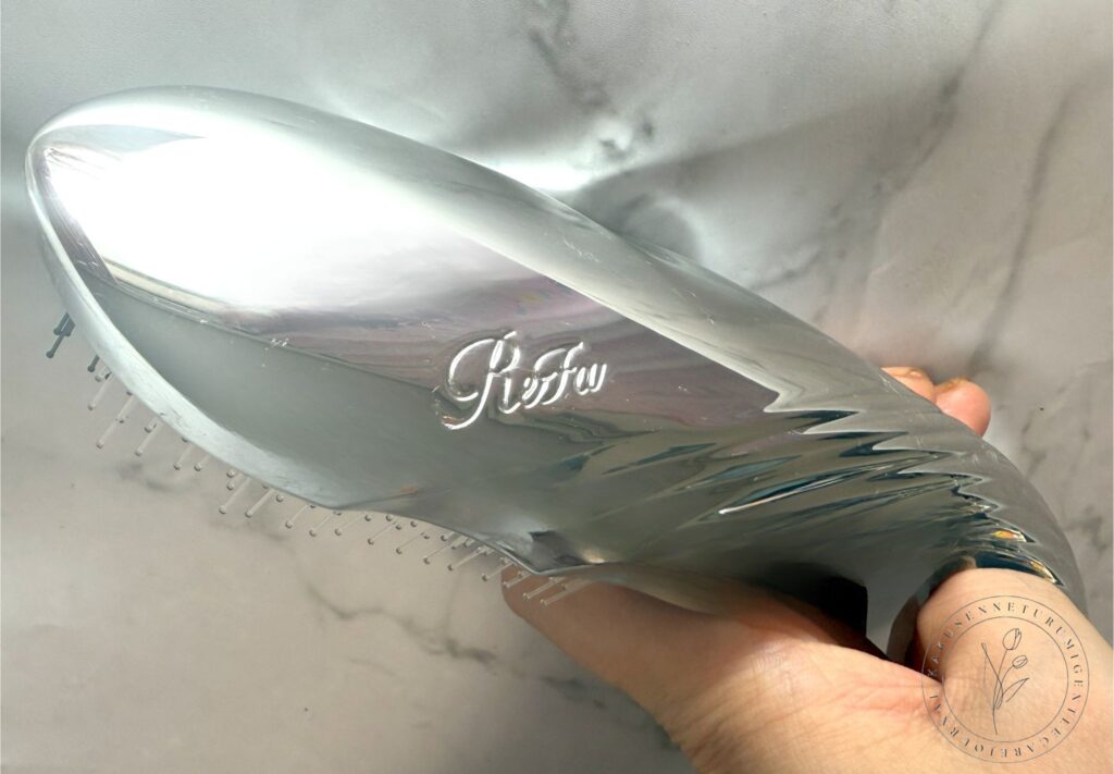 ReFa イオンケアブラシを持っているところ