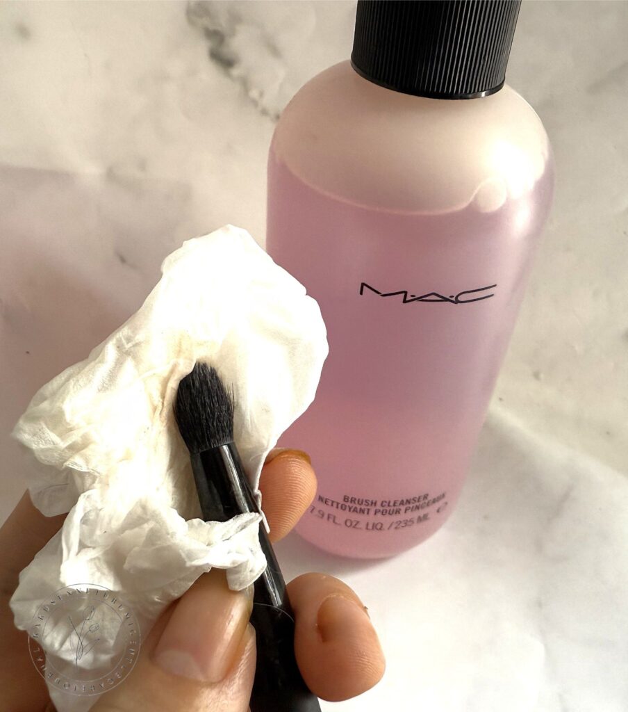 MAC(マック)のブラシクレンザーが神アイテムすぎた件!速乾&簡単 M・A・Cの「ブラシ クレンザー」とティッシュ