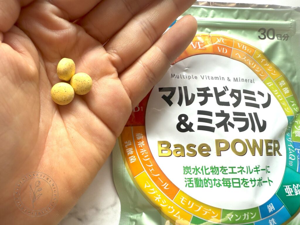 マルチビタミン＆ミネラル Base POWERのパッケージと3粒手のひらに出しているところ