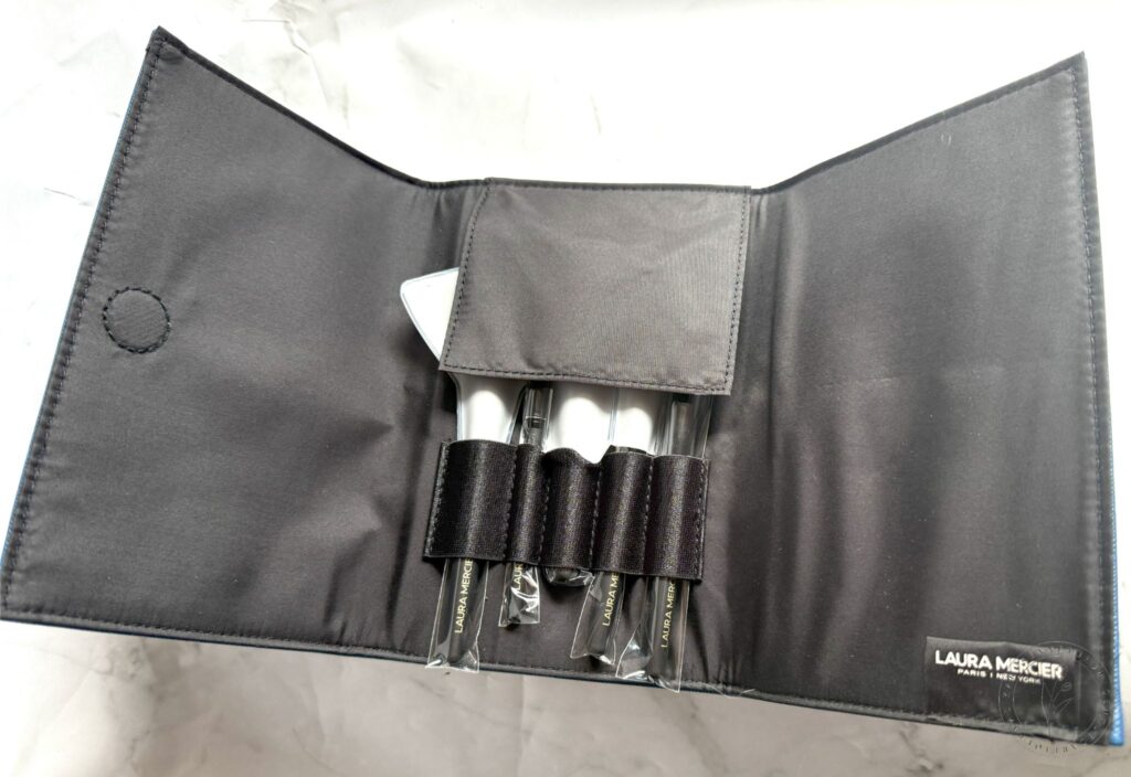 ローラメルシエのトラベルサイズ神ブラシが優勝すぎた件。1万円以下! ツールズ オブ ザ トレード ブラシ コレクションのクラッチホルダーのズレない構造