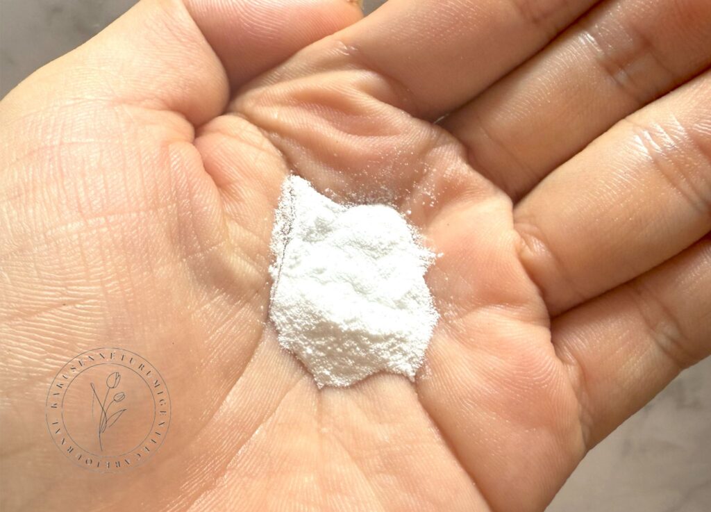 オバジC酵素洗顔パウダーのリアル口コミ効果レビュー【毛穴ケア革命】 オバジC酵素洗顔パウダーを手のひらに出してみたところ