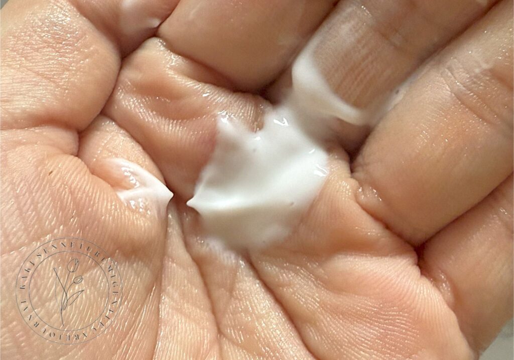 イニューリィクリームを手のひらに出してみたところ