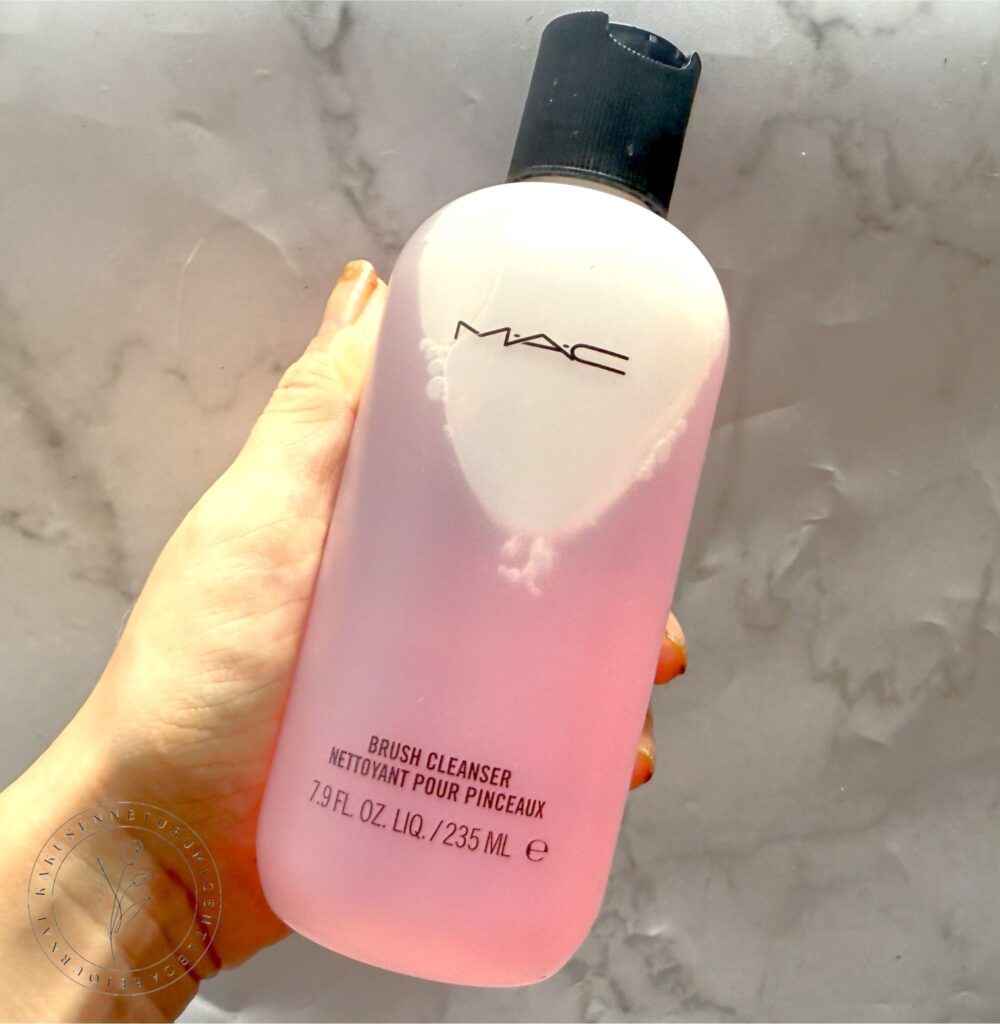 MAC(マック)のブラシクレンザーが神アイテムすぎた件!速乾&簡単 M・A・Cの「ブラシ クレンザー」を手に持っているところ