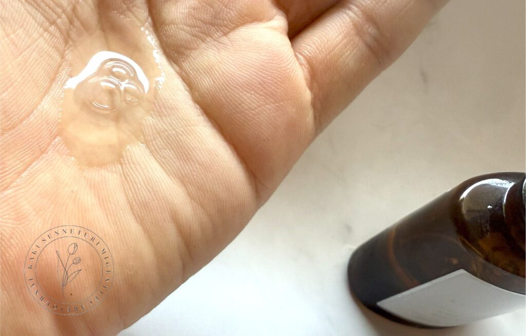 CONODO(コノド)ナイアケアエッセンス、ナイアシンアミド20%美容液の口コミ! CONODO ナイアケアエッセンスを手のひらに出してみたところ