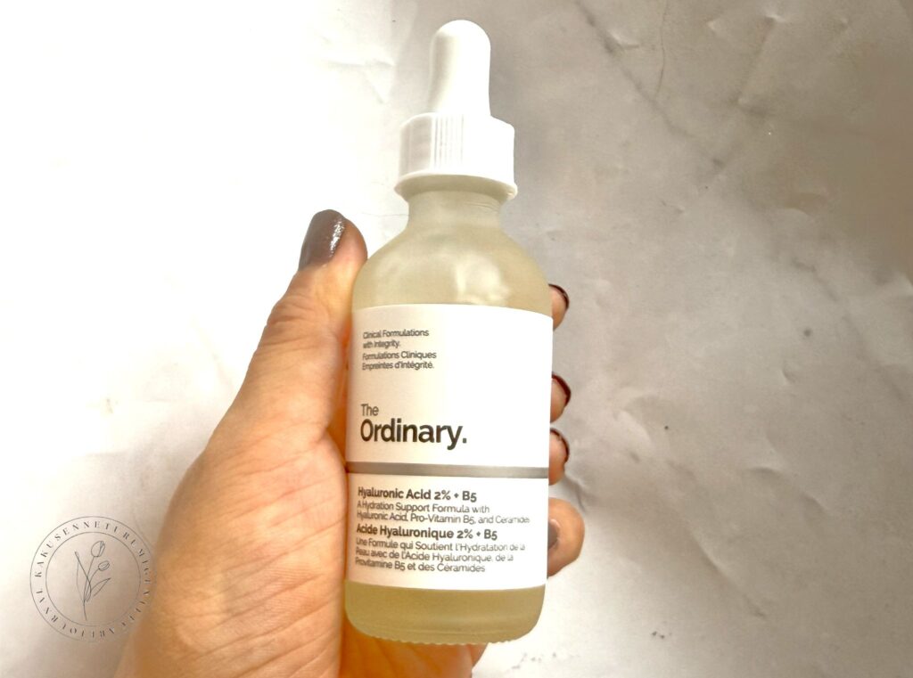 The Ordinary（ジ・オーディナリー）ヒアルロン酸2%＋B5のボトルを持っているところ