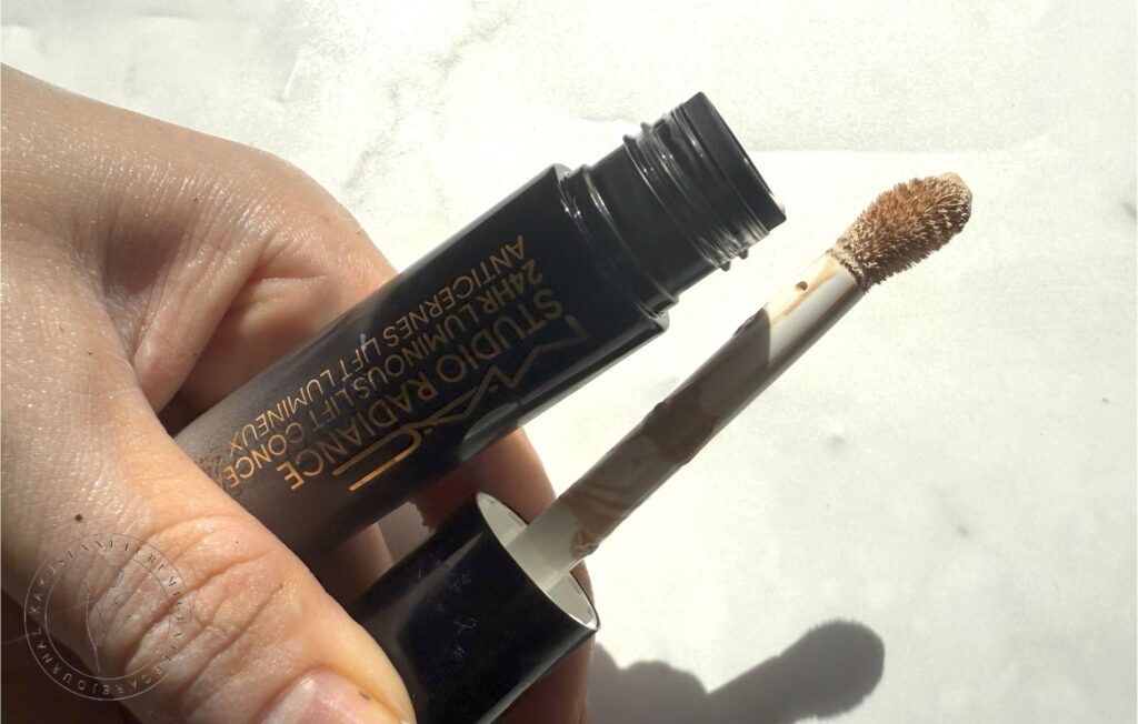 MAC(マック)のルミナス美容液コンシーラーが神すぎた!ハイカバー&素肌感 M・A・Cの『スタジオ ラディアンス 24 ルミナス コンシーラー』の蓋を開けたところ