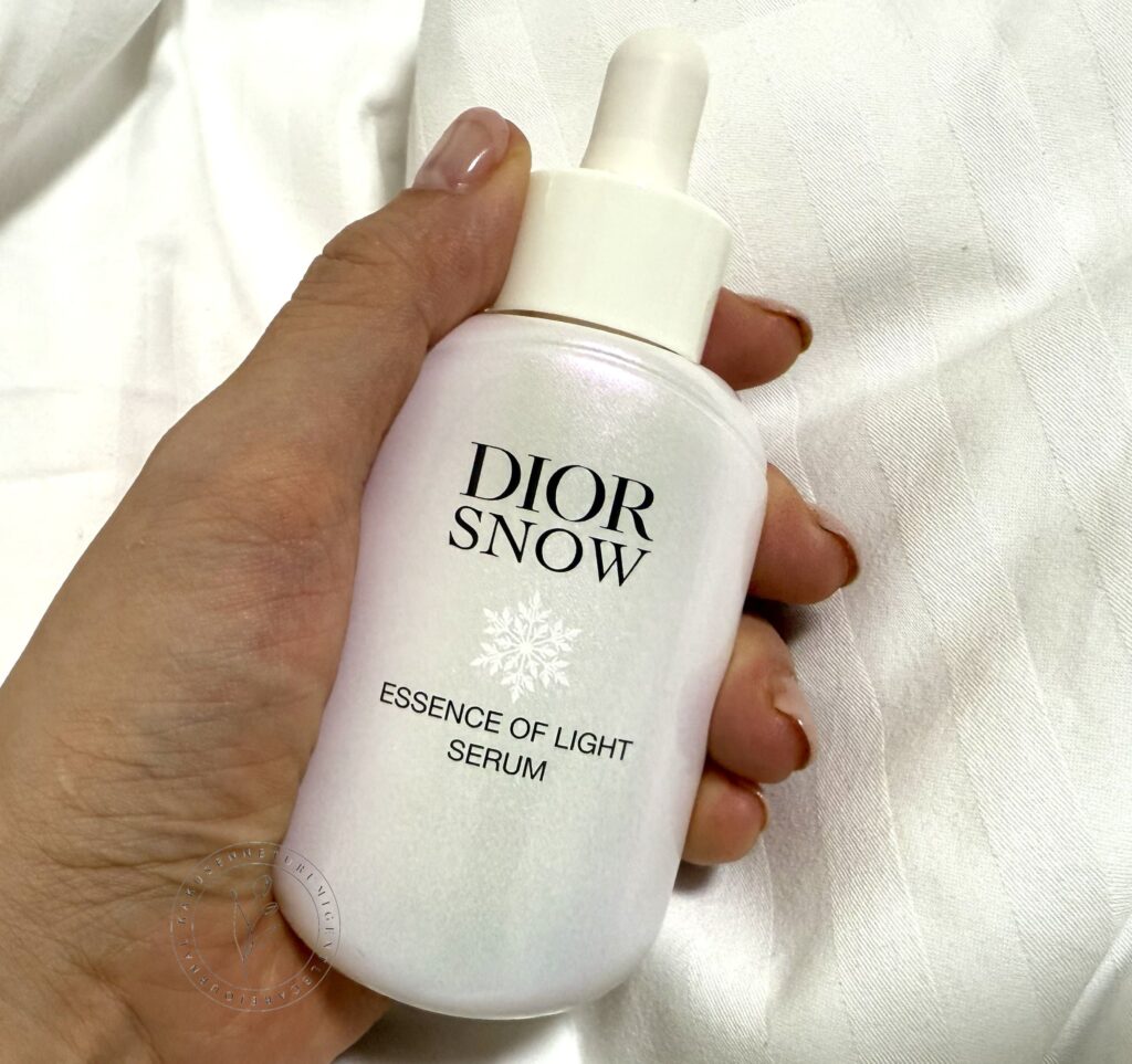 ディオール スノー エッセンス オブ ライト セラムを持っているところ