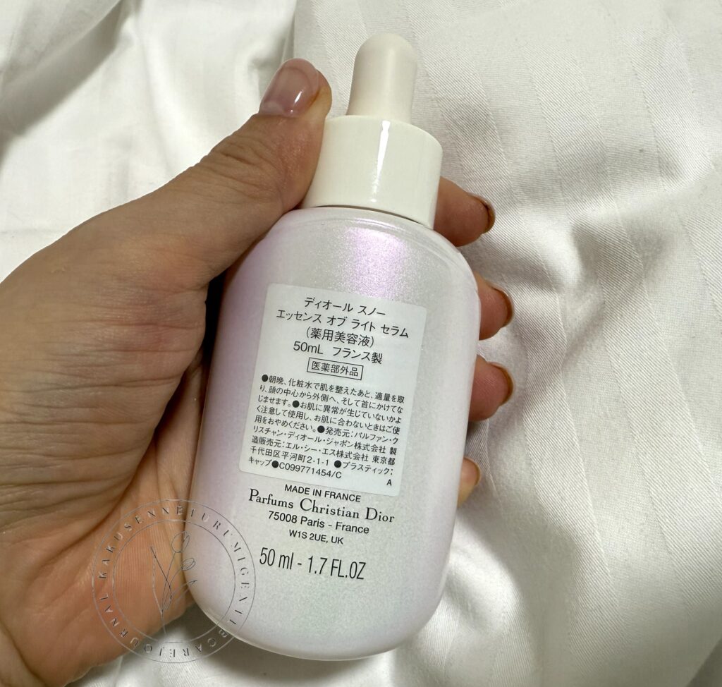 ディオール スノー エッセンス オブ ライト セラムを持っているところ