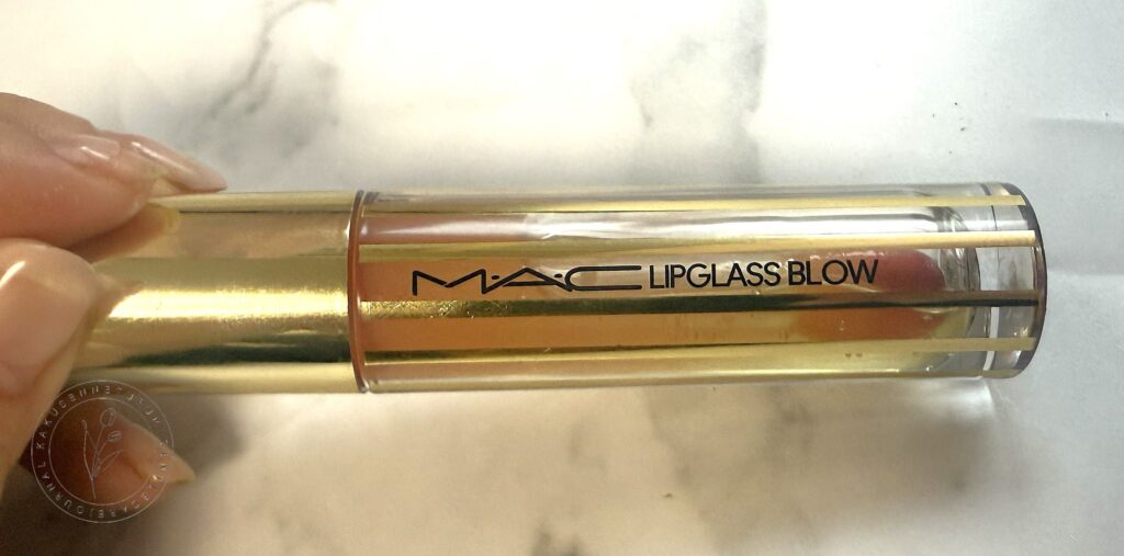 MAC リップガラス ブロウ ジンジャ ジンガーを手に持っているところ