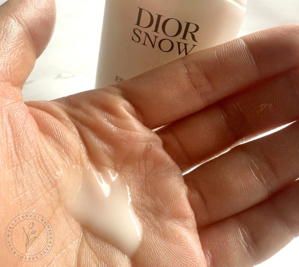 ディオール スノー エッセンス オブ ライト セラムを手のひらに出してみたところ