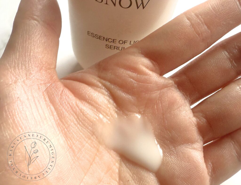 ディオール スノー エッセンス オブ ライト セラムを手のひらにのせてみたところ