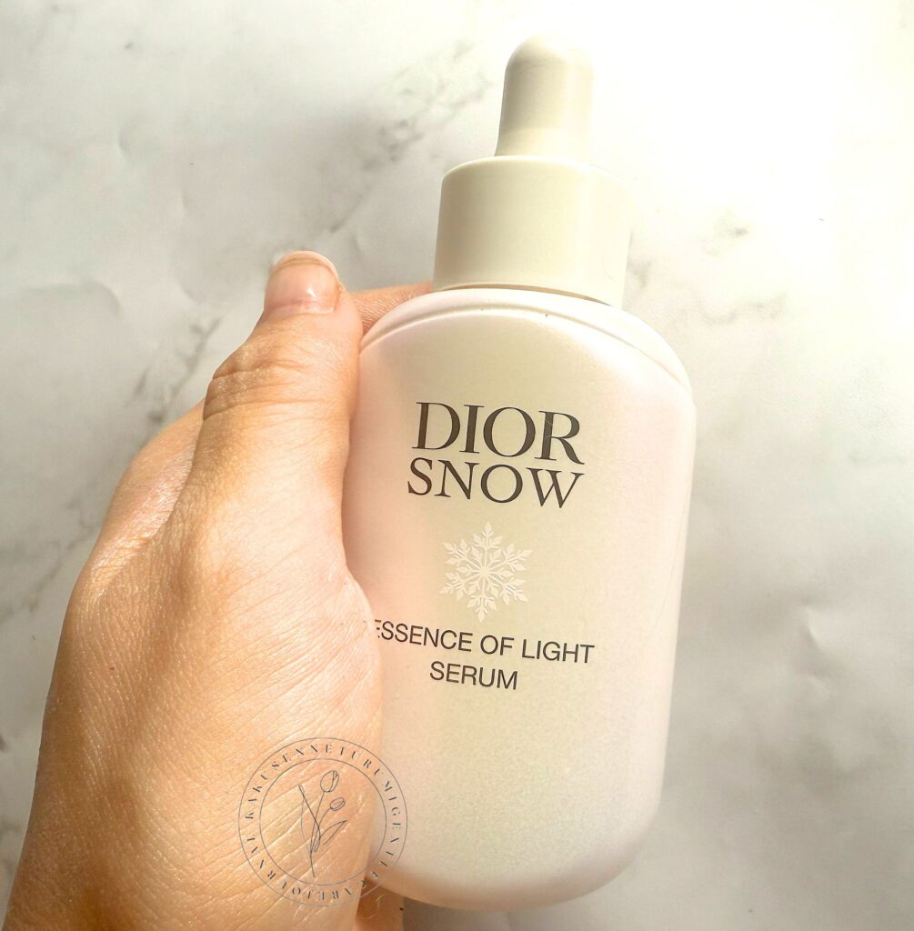 ディオール スノー エッセンス オブ ライト セラムを持っているところ
