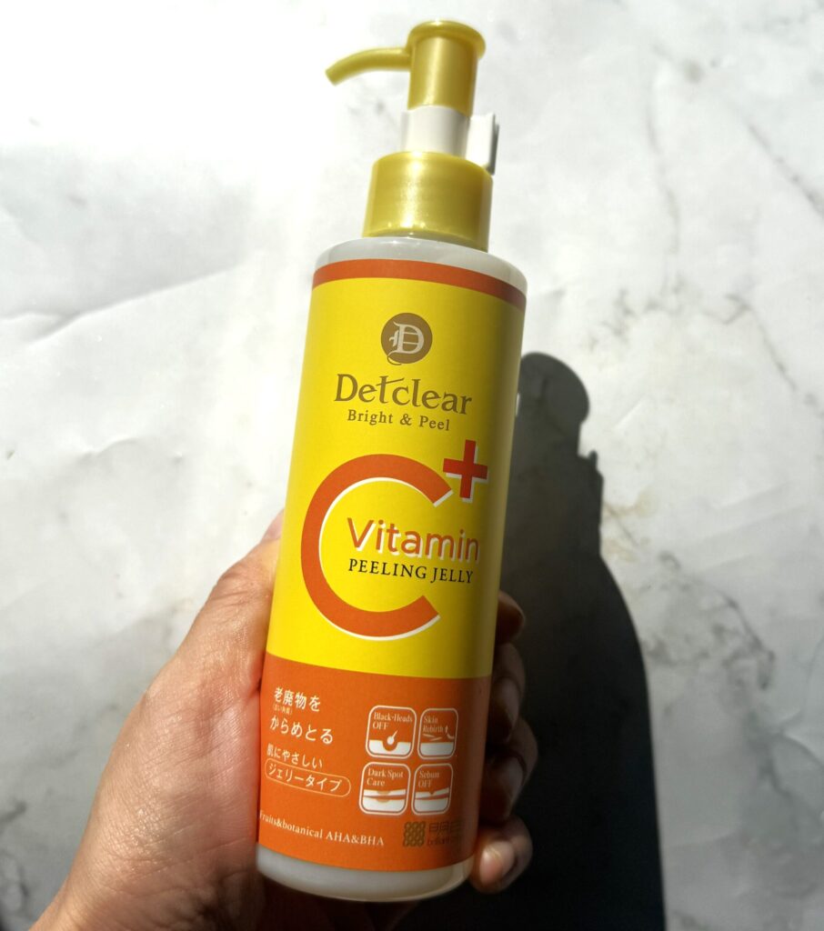 DETクリア ブライト&ピーリングジェリーは効果ある?AHA/BHAの最強の毛穴ケア DETクリア ブライト&ピール ビタミンフルーツの香りを手に持っているところ