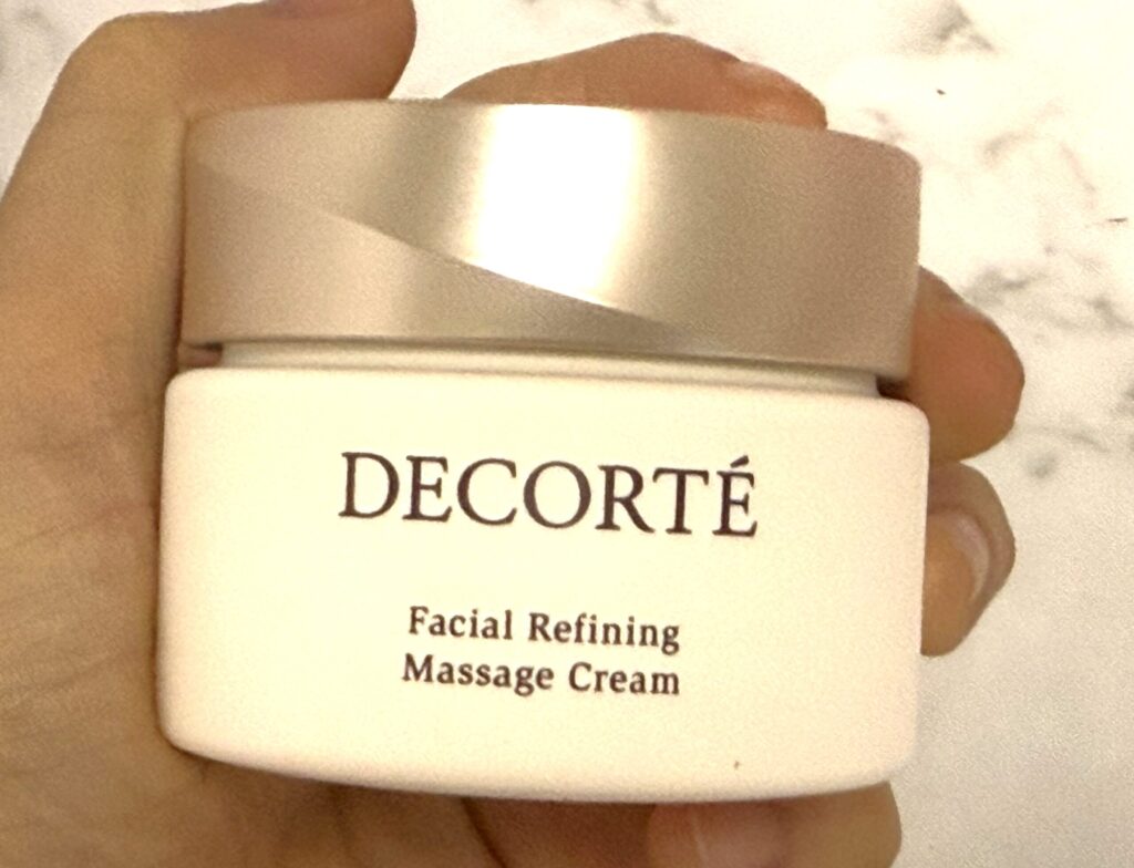 コスメデコルテ フェイシャル リファイニング マッサージクリームを手で持っているところ