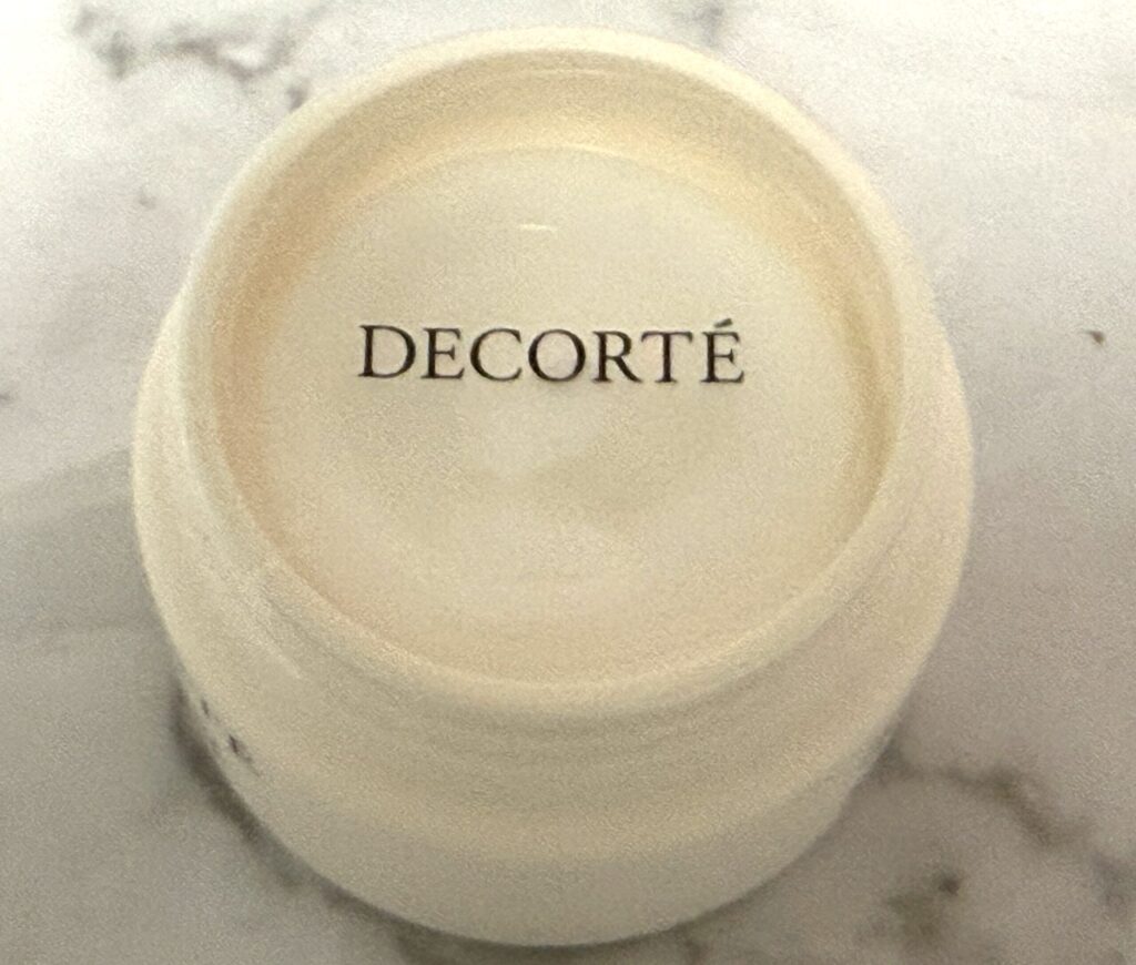 コスメデコルテ フェイシャル リファイニング マッサージクリームのふたを取ってみたところ