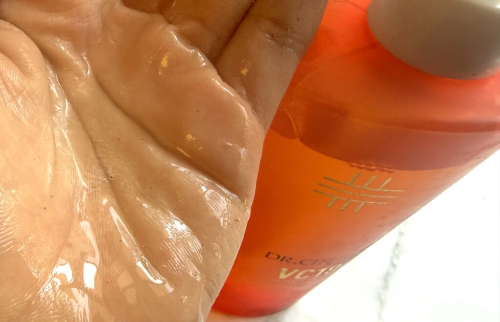 ドクターシーラボ「VC100エッセンスローションEX」を手のひらに出したところ