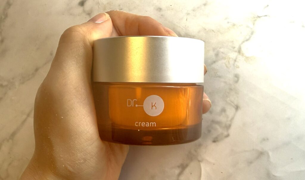 ドクターケイの『薬用ABC-GプレミアムクリームTA』を手に持っているところ