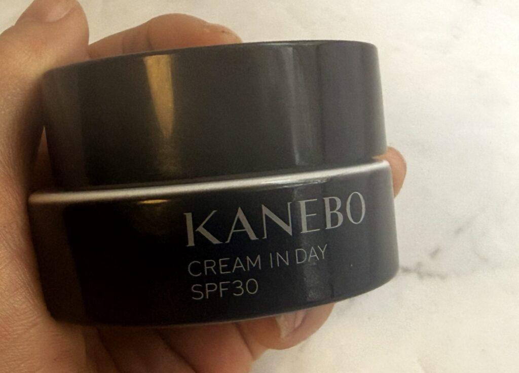 カネボウ「クリーム イン デイ Ⅱ」を手に持っているところ