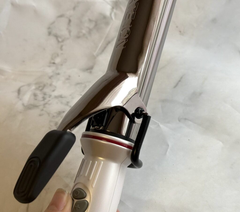 クレイツ カールプロSR32はなぜ人気?安いコテと決定的に違う“とぅるん仕上がり”の正体 クレイツ カールプロSR32を手に持っているところ