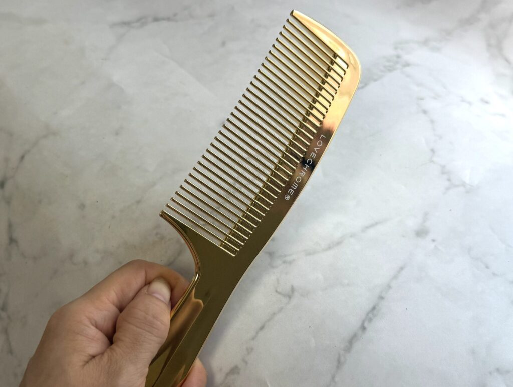 ラブクロム(K24GPテツキ)は買うべき?高級コームの効果とデメリットを本音解説 (R)K24GPテツキ ゴールドを手に持っているところ