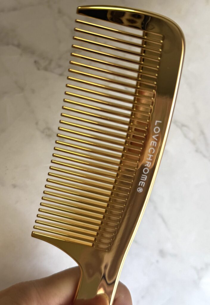 ラブクロム(K24GPテツキ)は買うべき?高級コームの効果とデメリットを本音解説 (R)K24GPテツキ ゴールドを手に持っているところ