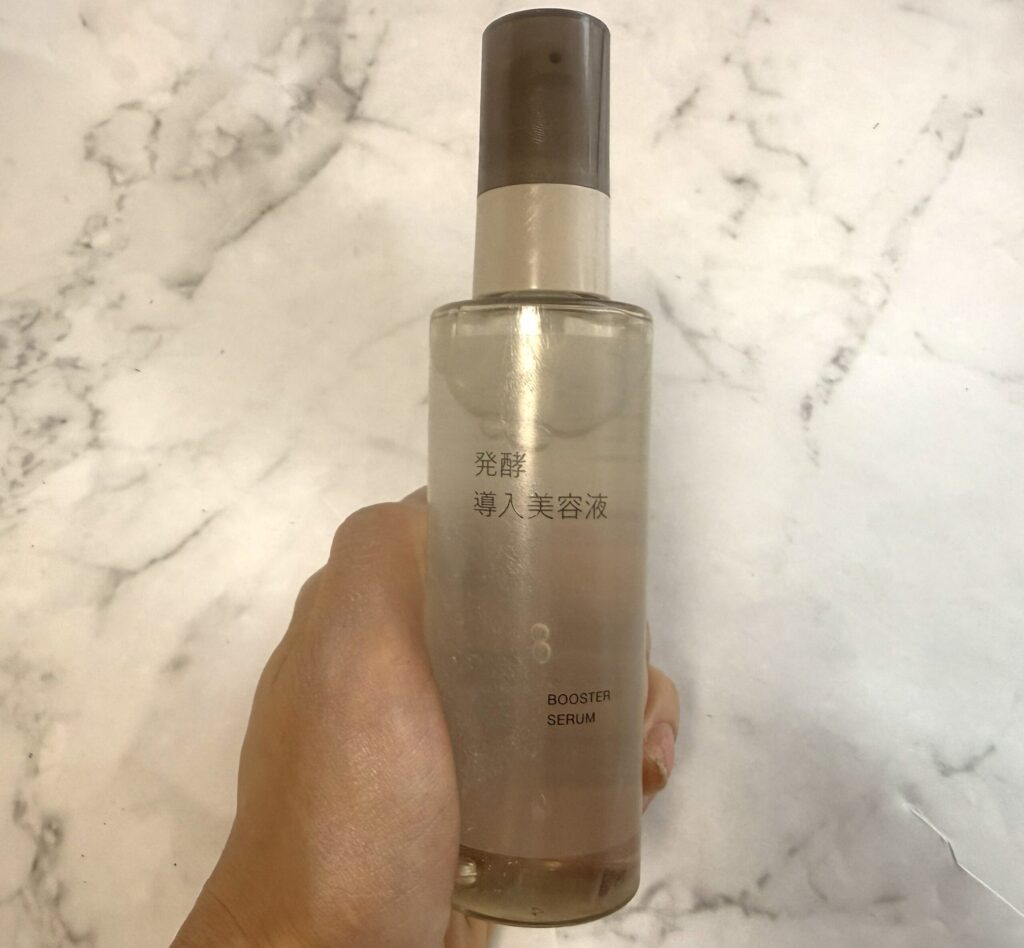 無印良品『発酵導入美容液』で毛穴・ごわつきを徹底攻略! 無印良品の『発酵導入美容液』を手に持っているところ