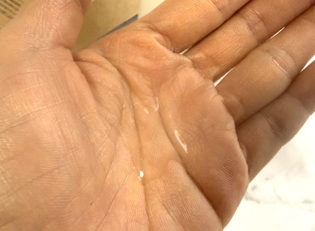 無印良品『発酵導入美容液』で毛穴・ごわつきを徹底攻略! 無印良品の『発酵導入美容液』を手のひらに2プッシュ出してみたところ